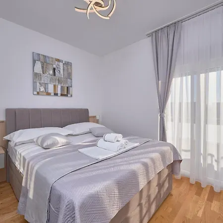 M Entire Floor In A Spacious House With Pool *