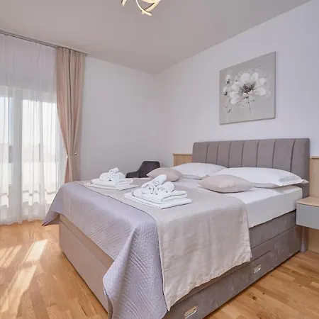 アパート M Entire Floor In A Spacious House With Pool ポドストラナ