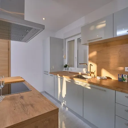 Apartment M Entire Floor In A Spacious House With Pool *
