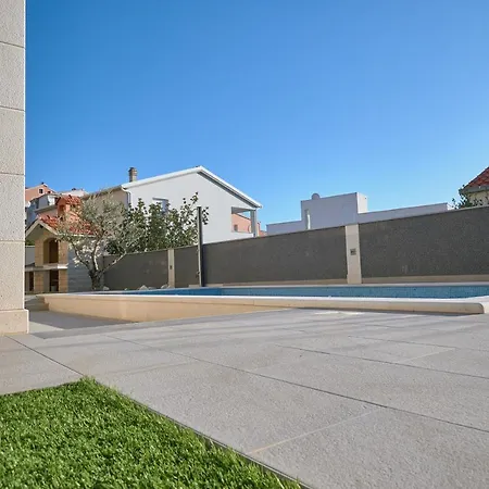 M Entire Floor In A Spacious House With Pool