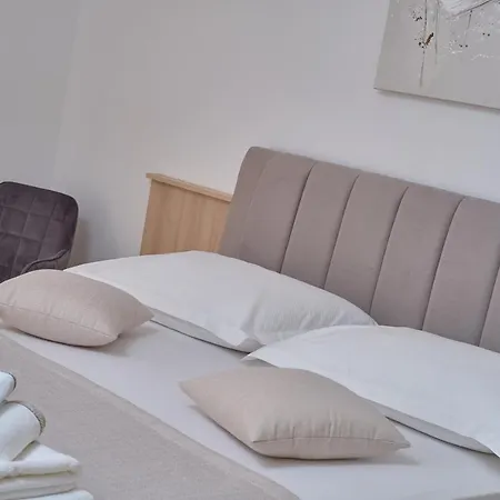 M Entire Floor In A Spacious House With Pool ポドストラナ