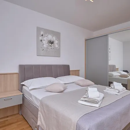 Apartment M Entire Floor In A Spacious House With Pool Podstrana