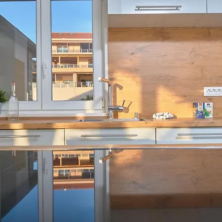 M Entire Floor In A Spacious House With Pool Apartment *