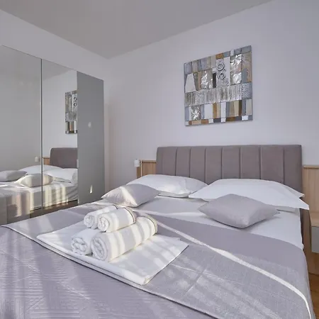 M Entire Floor In A Spacious House With Pool Podstrana