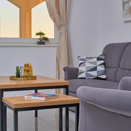 M Entire Floor In A Spacious House With Pool *