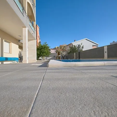 M Entire Floor In A Spacious House With Pool * Podstrana