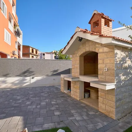 M Entire Floor In A Spacious House With Pool *
