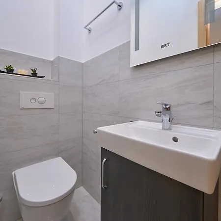 M Entire Floor In A Spacious House With Pool *