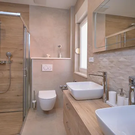 Apartment M Entire Floor In A Spacious House With Pool