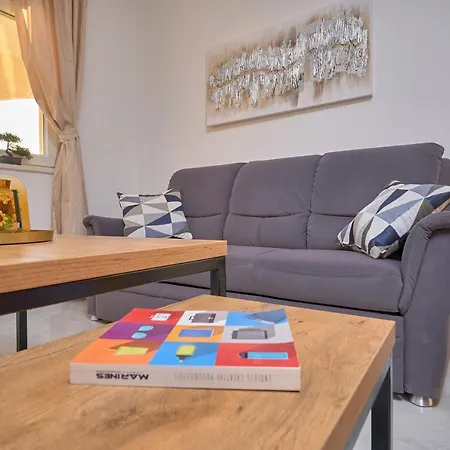 M Entire Floor In A Spacious House With Pool