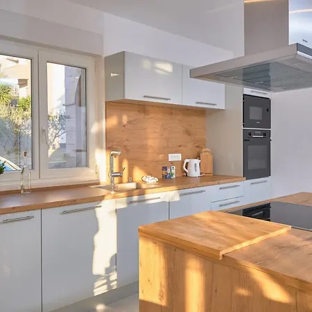 M Entire Floor In A Spacious House With Pool Podstrana