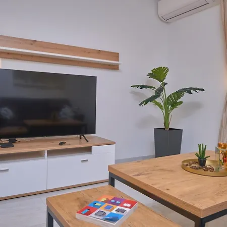 アパート M Entire Floor In A Spacious House With Pool ポドストラナ
