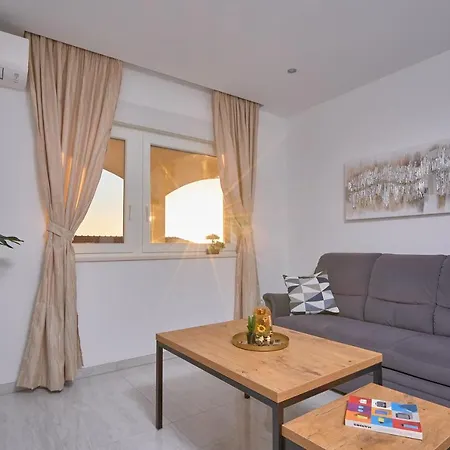 M Entire Floor In A Spacious House With Pool Podstrana