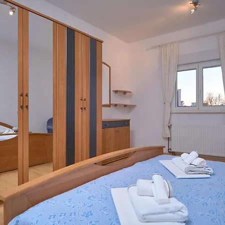 M Entire Floor In A Spacious House With Pool Podstrana