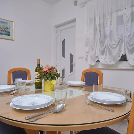 M Entire Floor In A Spacious House With Pool Podstrana