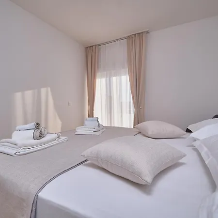 M Entire Floor In A Spacious House With Pool Apartment *