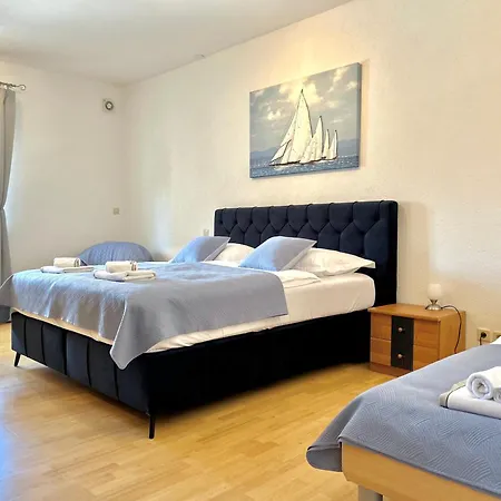 M Entire Floor In A Spacious House With Pool 아파트
