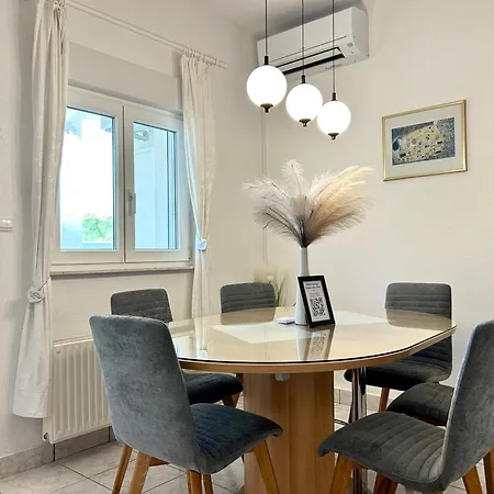 M Entire Floor In A Spacious House With Pool 아파트 포드스트라나